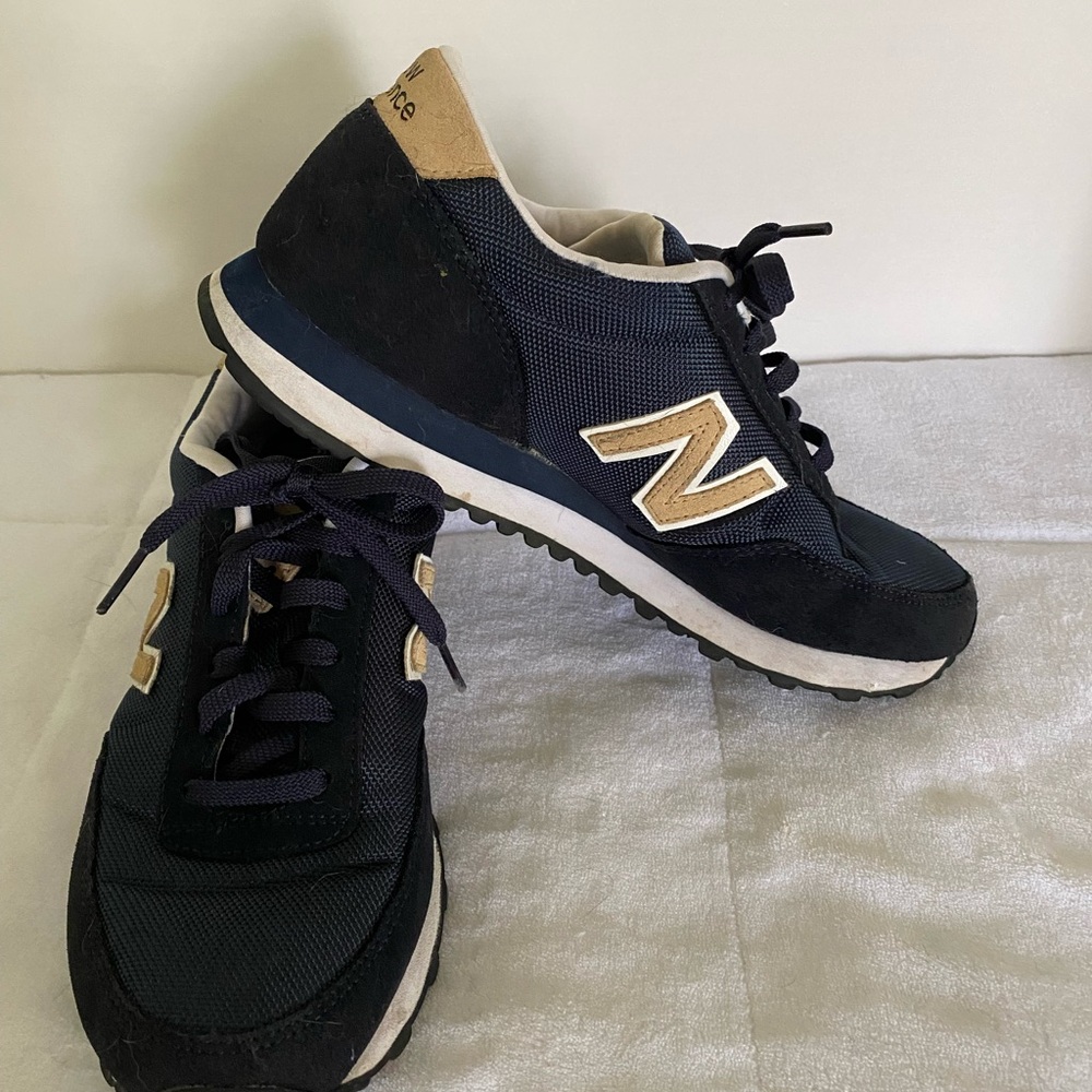 LADIES NEW BALANCE SHOES SZ 9 1/2